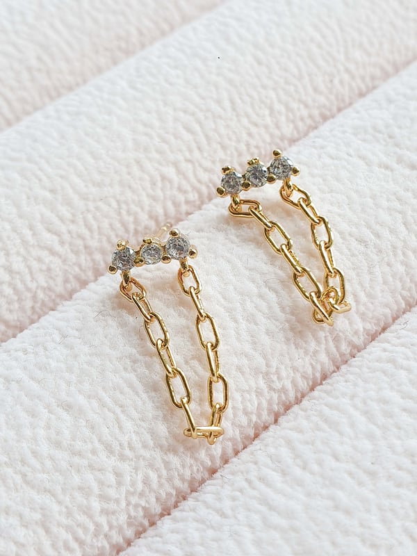 Kolczyk z cyrkoniami i łańcuszkiem - 1 szt.