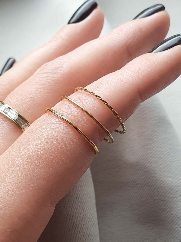 Wodoodporna cieniutka obrączka Twist