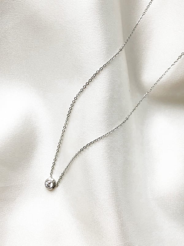 Minimalistyczny srebrny naszyjnik z cyrkonią