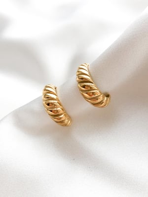 Pozlacane-kolczyki-kola-Classic-Hoop-Twist-4