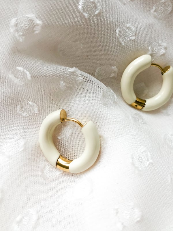 Modne kolczyki koła Bold Hoop Beige