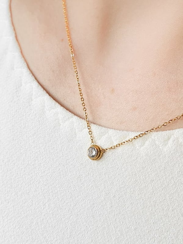 Pozłacany minimalistyczny naszyjnik z cyrkonią