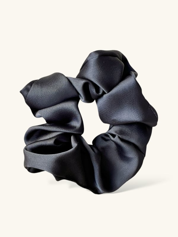 Granatowa gumka do włosów scrunchie