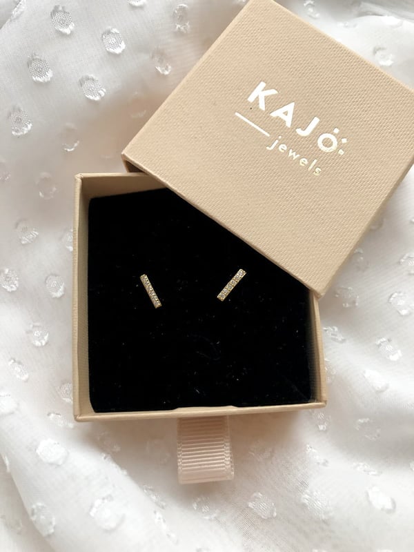 Pozłacane kolczyki kreski z jasnymi cyrkoniami