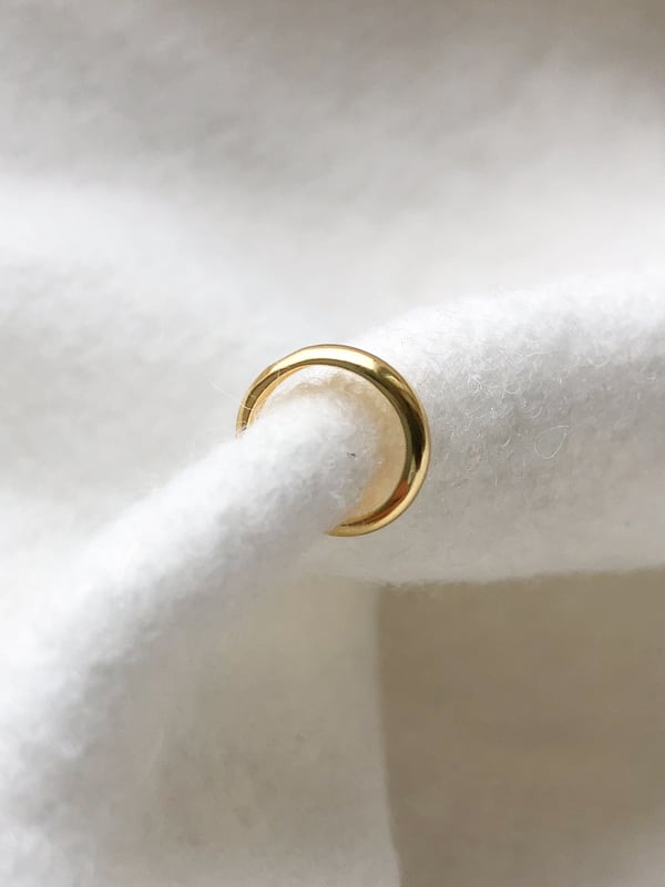 Srebrna klasyczna nausznica Basic