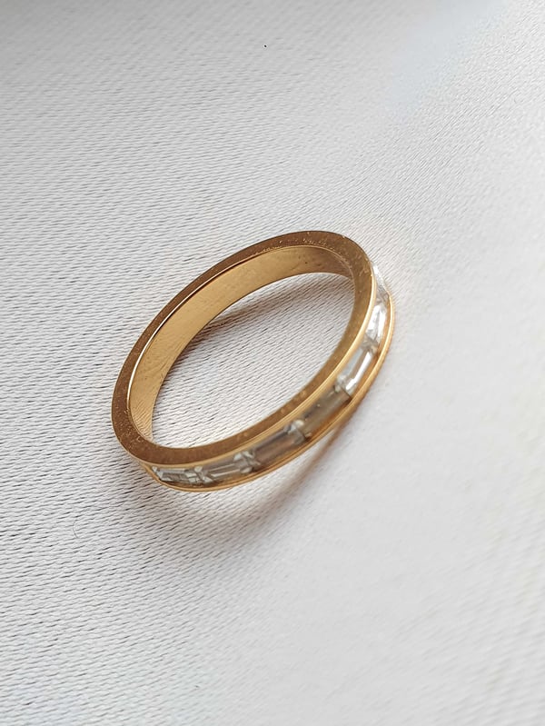 Wodoodporna obrączka z cyrkoniami baguette