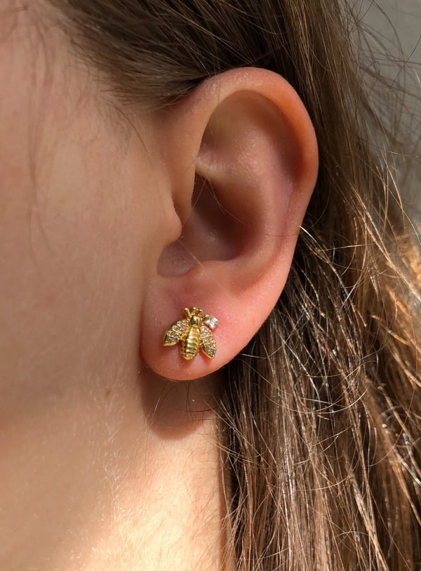 Delikatny kolczyk z pszczołą Golden Bee - 1 szt.