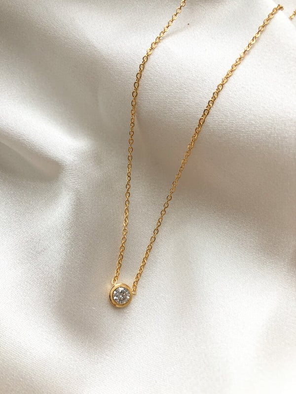 Pozłacany minimalistyczny naszyjnik z cyrkonią
