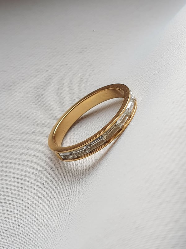 Wodoodporna obrączka z cyrkoniami baguette