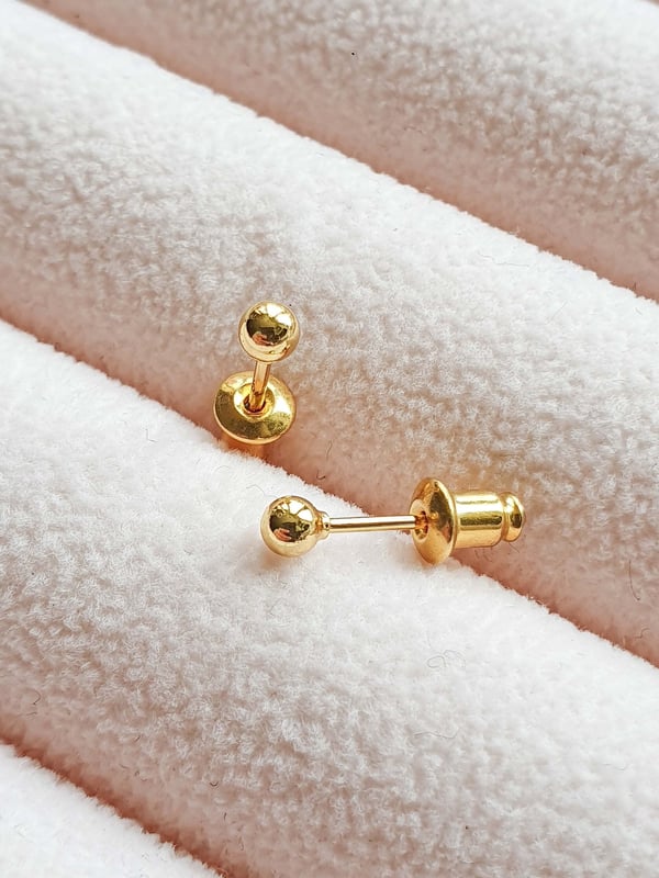 Klasyczne pozłacane kolczyki kulki