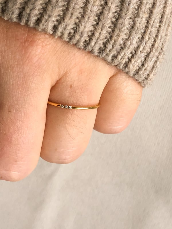 Wodoodporna cieniutka obrączka z trzema cyrkoniami