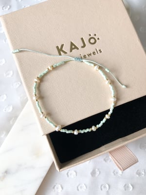 Pleciona miętowa bransoletka perełkami i złotymi koralikami