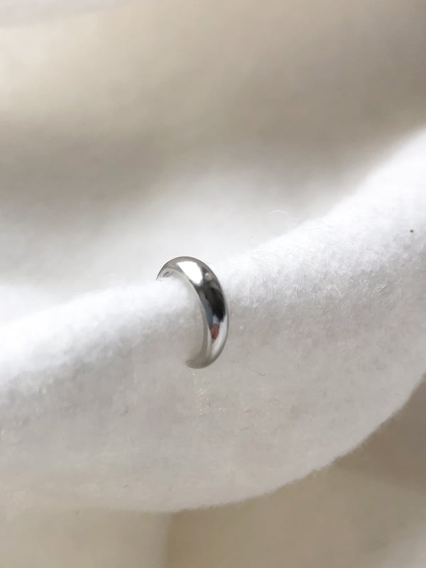 Srebrna klasyczna nausznica Basic