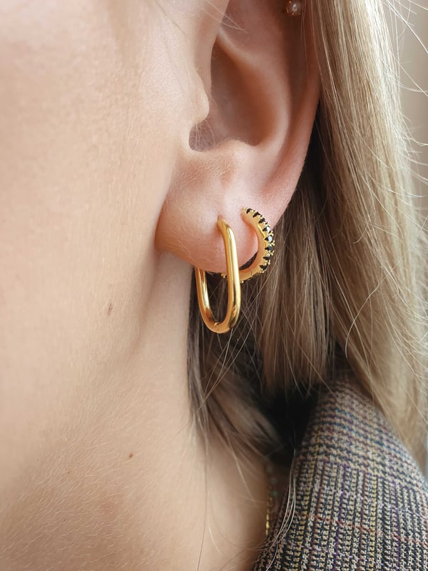 Kolczyki kółka huggies z czarnymi cyrkoniami