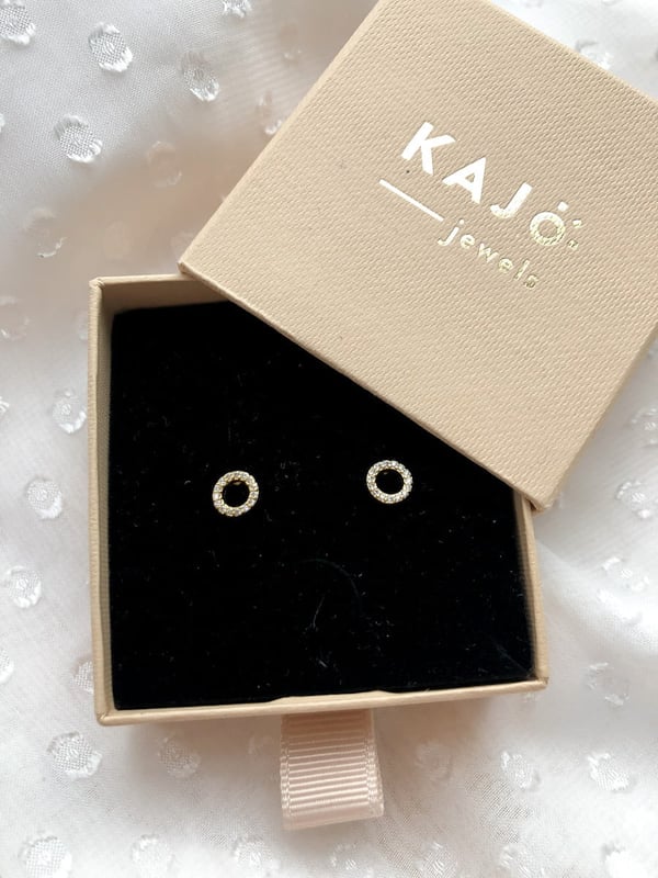 Pozłacany kolczyk kółeczko z jasnymi cyrkoniami - 1 szt.