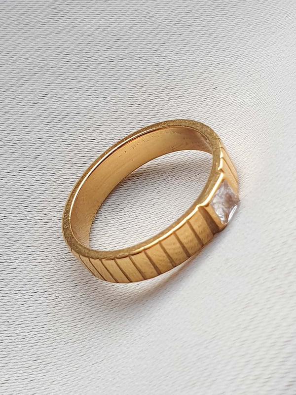 Wodoodporna obrączka z cyrkonią