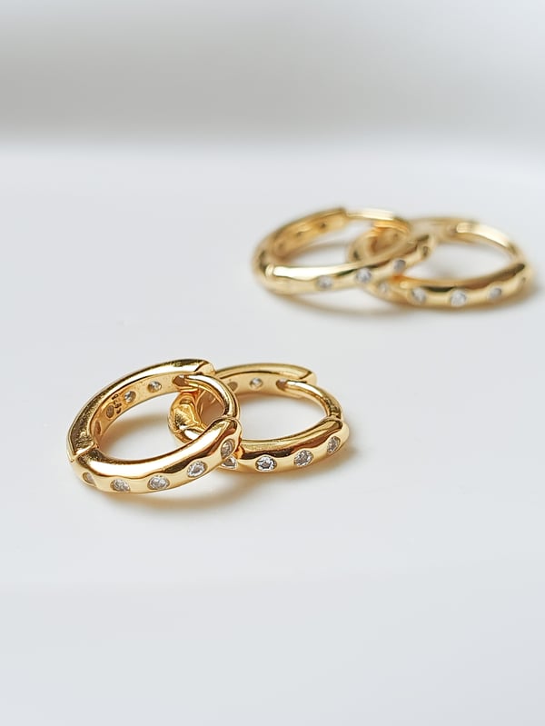 Pozłacany kolczyk huggies Glow 6 mm - 1 szt.