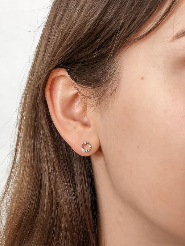 Pozłacane kolczyki kółeczka z tęczowymi cyrkoniami