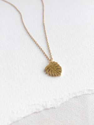 Pozłacany naszyjnik z monsterą