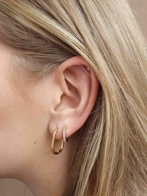 Kolczyki kółka huggies z jasnymi cyrkoniami