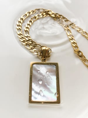 Wodoodporny naszyjnik z medalionem z masy perłowej