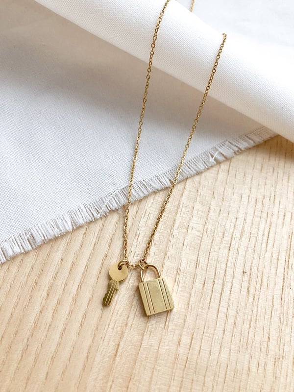 Subtelny naszyjnik z kłódką i kluczykiem