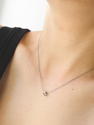 Minimalistyczny srebrny naszyjnik z cyrkonią