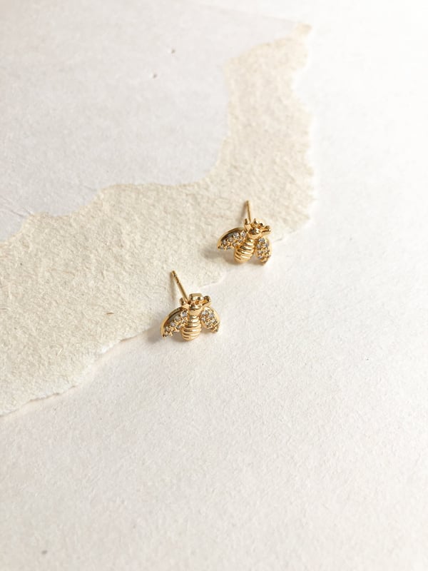 Delikatny kolczyk z pszczołą Golden Bee - 1 szt.