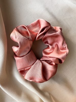 Różowa gumka do włosów scrunchie