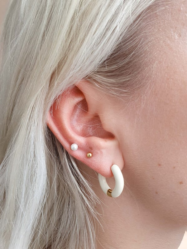 Pozłacany kolczyk z mini perłą - 1 szt.