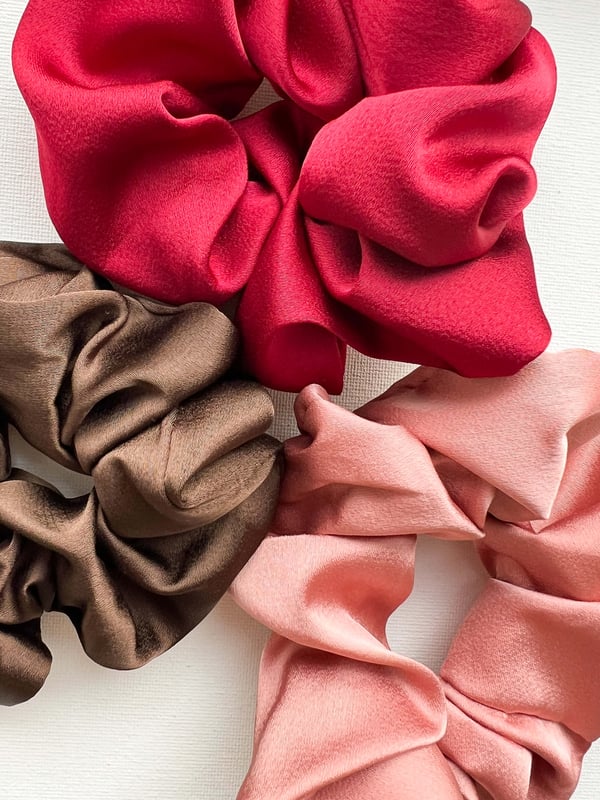 Brązowa gumka do włosów scrunchie