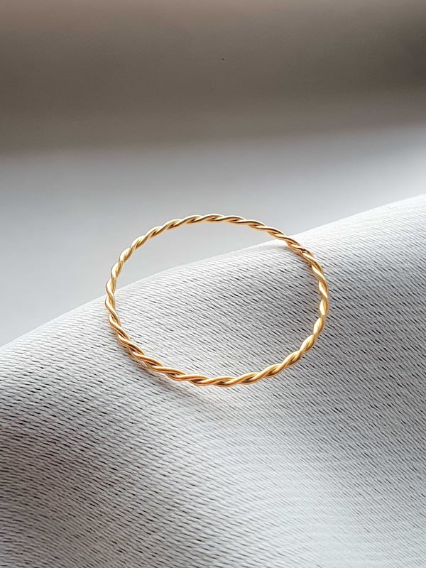 Wodoodporna cieniutka obrączka Twist