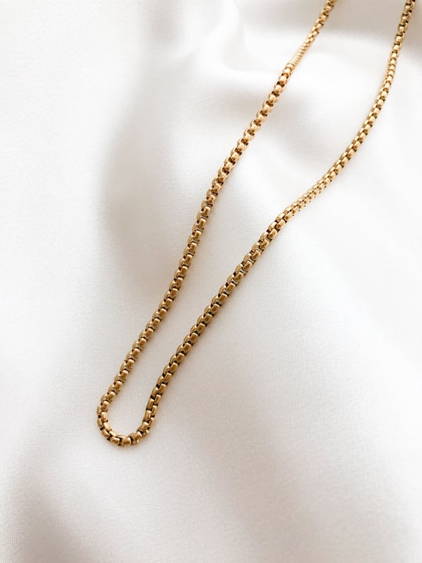 Wodoodporny pozłacany łańcuszek kostka