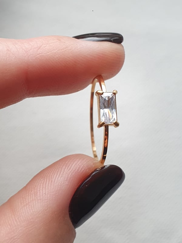 Wodoodporna obrączka z kryształem górskim