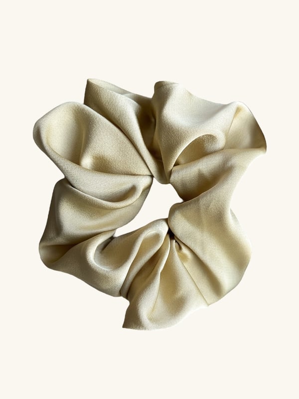Jasnozielona gumka do włosów scrunchie