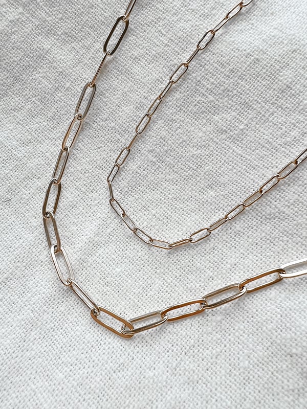 Srebrny łańcuszek z podłużnymi ogniwami