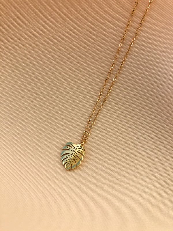 Pozłacany naszyjnik z monsterą