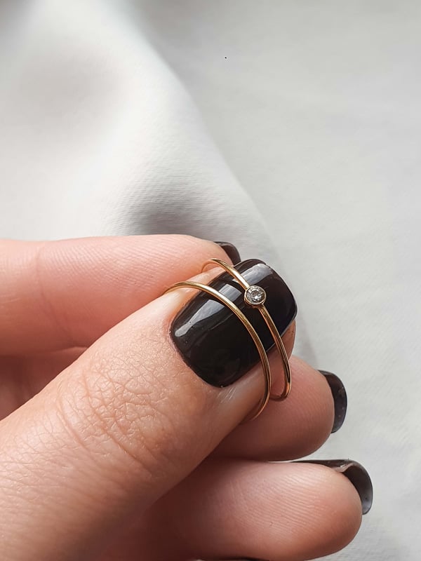 Wodoodporna cieniutka obrączka z okrągłą cyrkonią