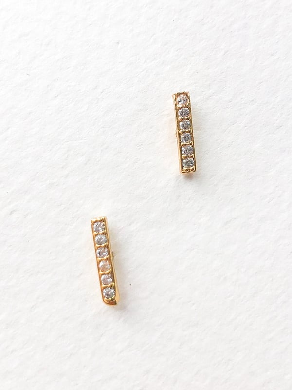 Pozłacane kolczyki kreski z jasnymi cyrkoniami