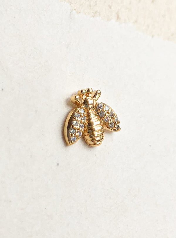 Delikatny kolczyk z pszczołą Golden Bee - 1 szt.