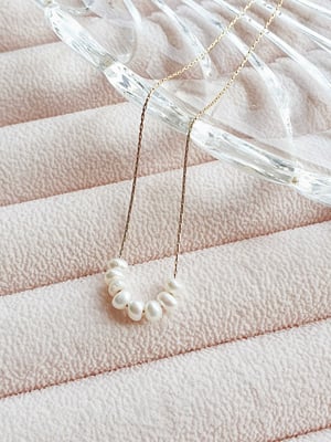 Minimalistyczny łańcuszek z malutkimi perełkami-4