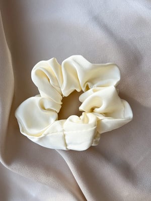 Kremowa gumka do włosów scrunchie