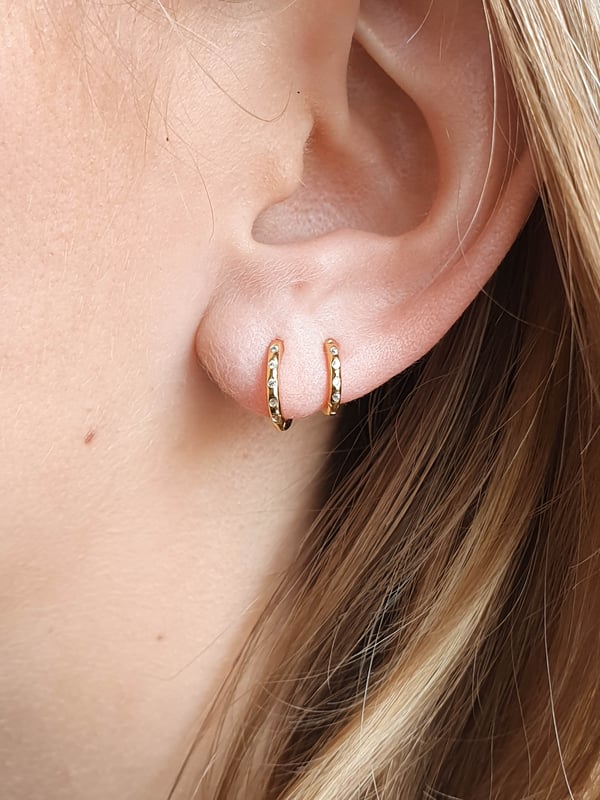 Pozłacany kolczyk huggies Glow 6 mm - 1 szt.