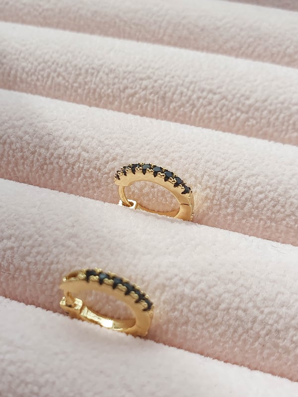 Kolczyki kółka huggies z czarnymi cyrkoniami