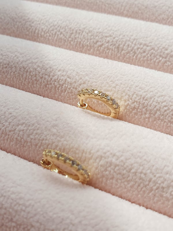 Kolczyki kółka huggies z jasnymi cyrkoniami