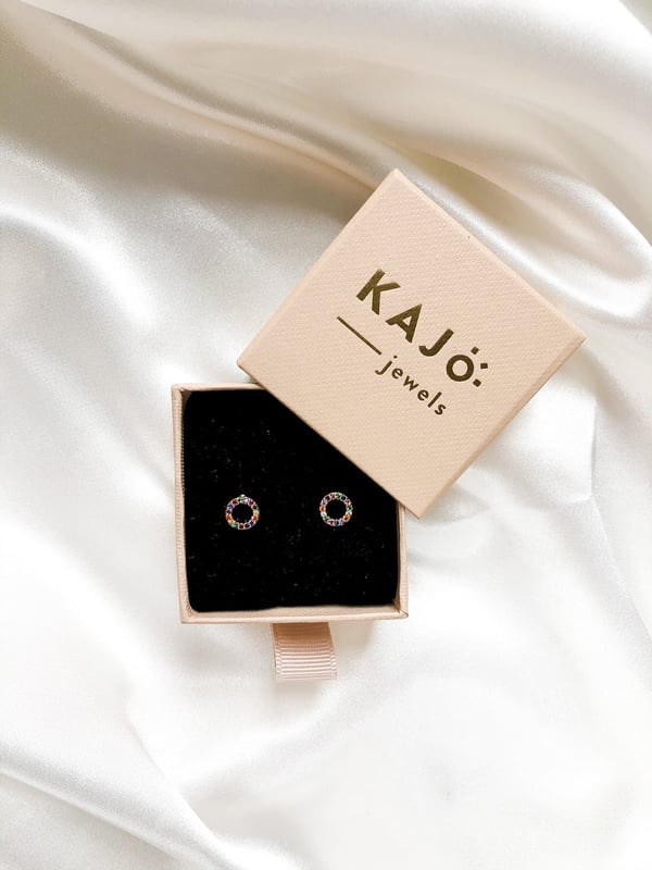 Pozłacane kolczyki kółeczka z tęczowymi cyrkoniami