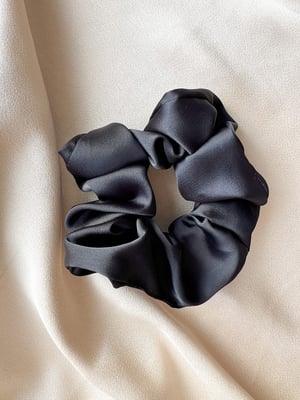 Granatowa gumka do włosów scrunchie