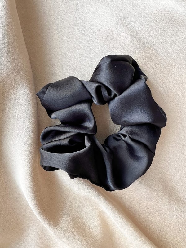 Granatowa gumka do włosów scrunchie