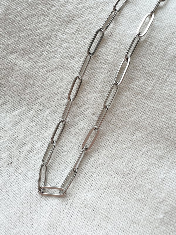 Srebrny łańcuszek z podłużnymi ogniwami