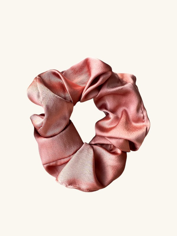 Różowa gumka do włosów scrunchie